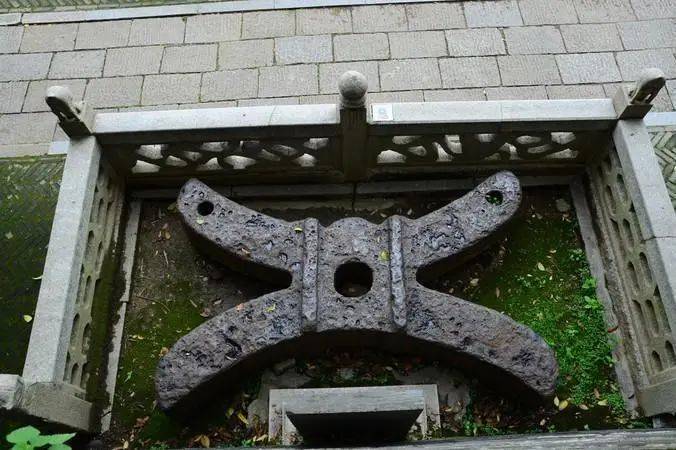 原创岳阳楼有一个沉重的大铁枷专家研究多年不知道它是干啥的