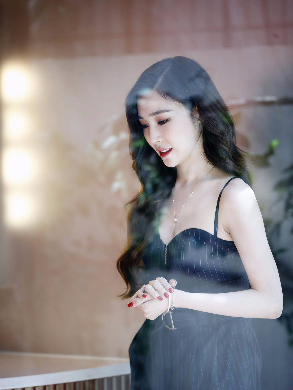 黄美英穿抹胸连体裤笑容甜美 黑色长卷发知性优雅