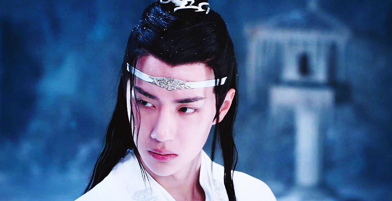 首先,蓝忘机的父亲是一代掌门,因为爱上了一个不