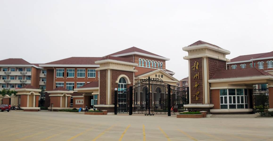 1,赣州中学:创办于2010年,是赣州重点建设的中学,虽然只有11年的历史