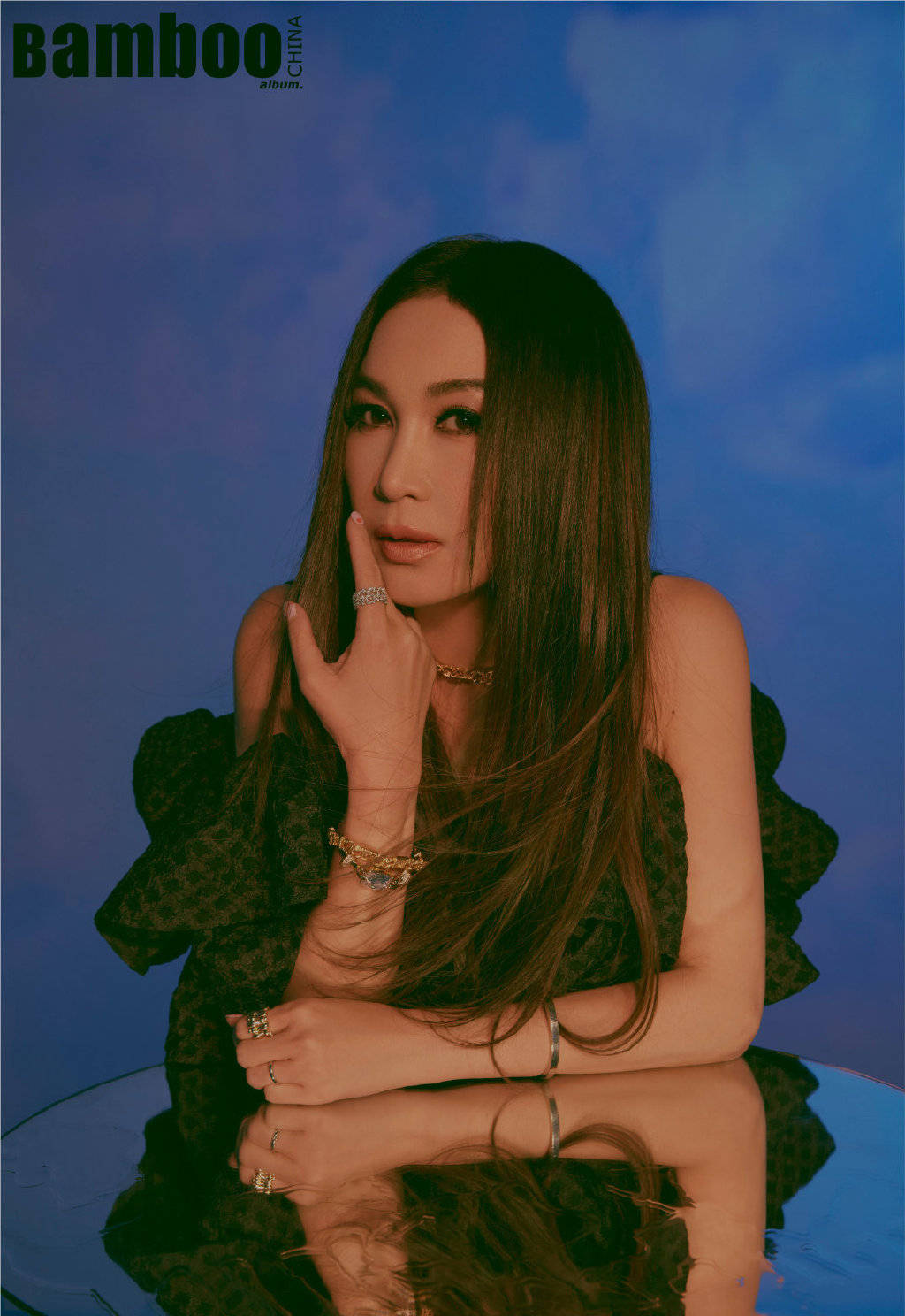 54岁温碧霞穿吊带裙性感妩媚内衣外穿事业线傲人