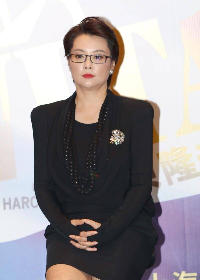 真佩服袁立这样的女人,岁数大了身材依然保持挺好,弯腰时真撩人_黑色