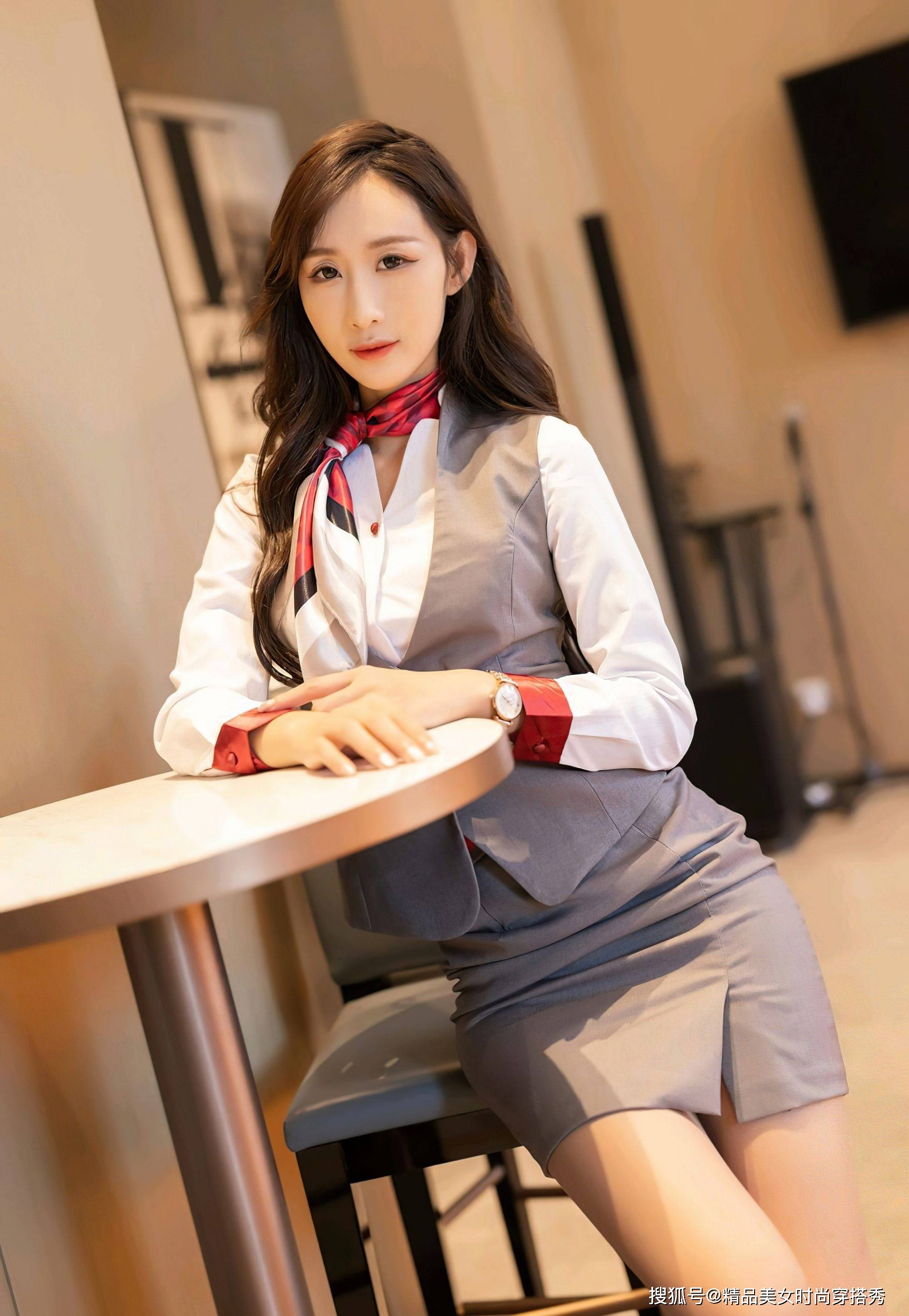 一袭优雅潮流套装展示女性干练优雅的大气风度