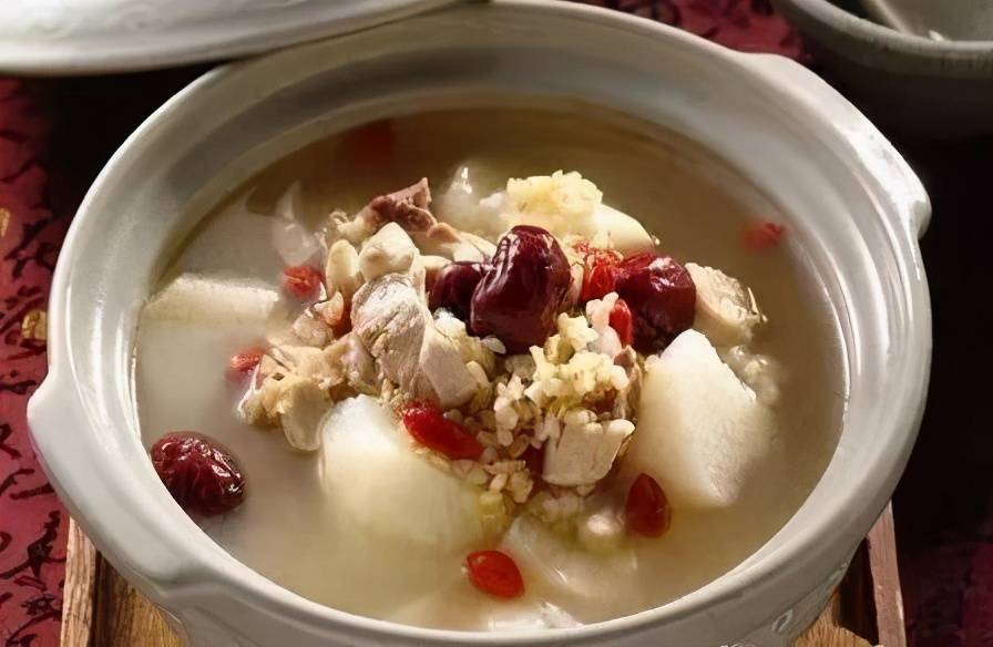 茯苓薏米土鸡汤2,用炒过的薏仁泡茶饮用,但不要超过连续一周服用.