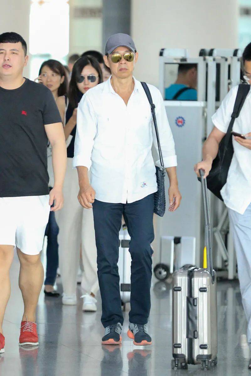 65岁张丰毅健身照,这"麒麟臂"太强悍了,曾轻松抱起范冰冰