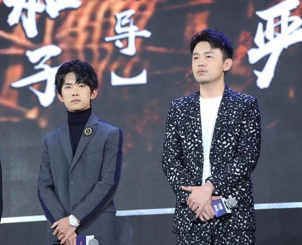 原创大冰小将开播在即易烊千玺雷佳音出席活动宛如两个表情包