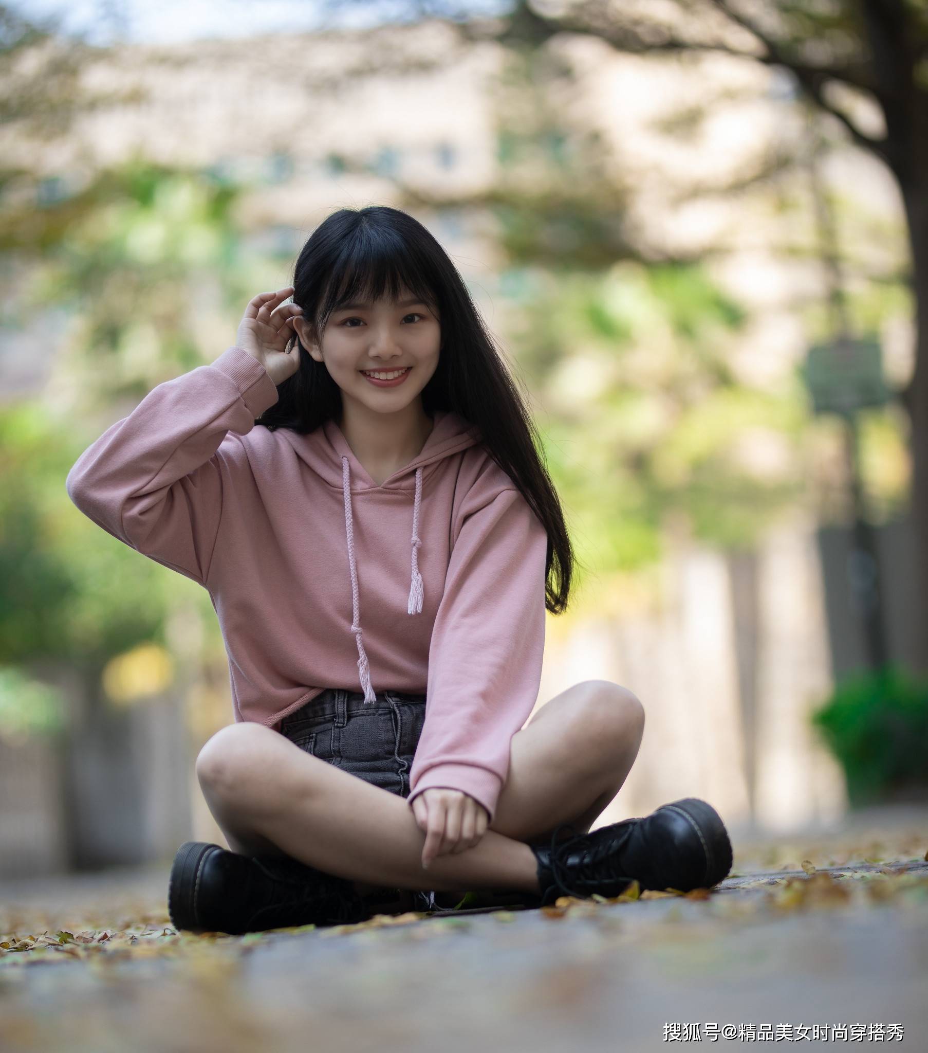 时尚热裤搭配粉色卫衣帅气休闲范十足不失甜美的感觉