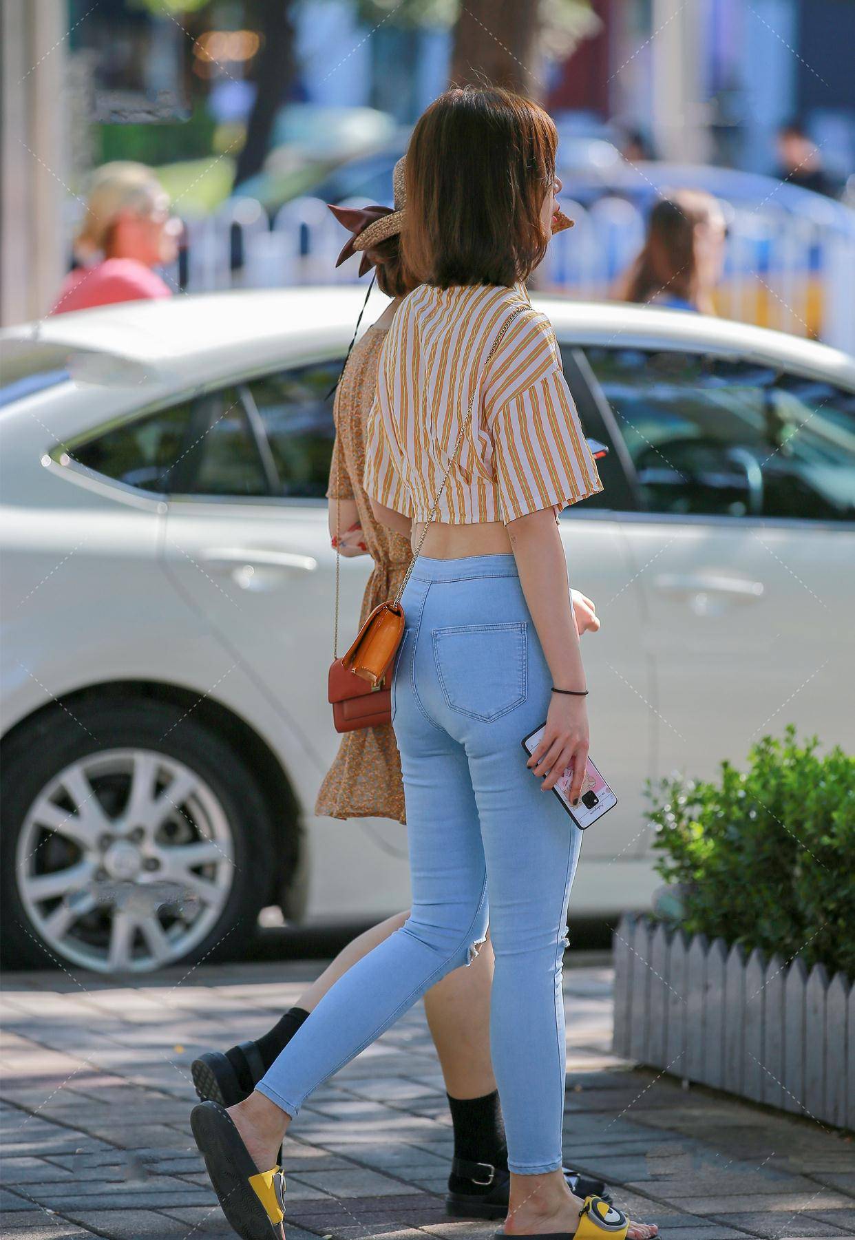 姜黄色条纹衬衣搭配紧身裤报纸型身材千万不能这样穿