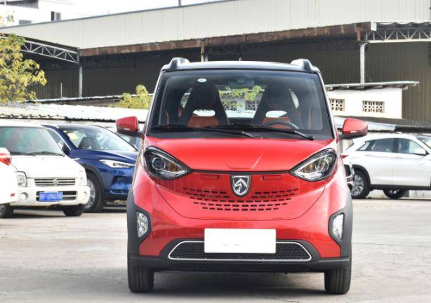 油夤劭幢100的前脸是封闭式的构造,中间加入了