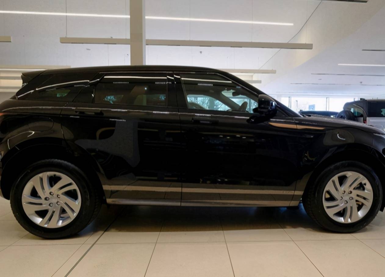 "黑武士"路虎极光来袭!2.0t引擎 四驱,数字内饰比宝马x3帅气