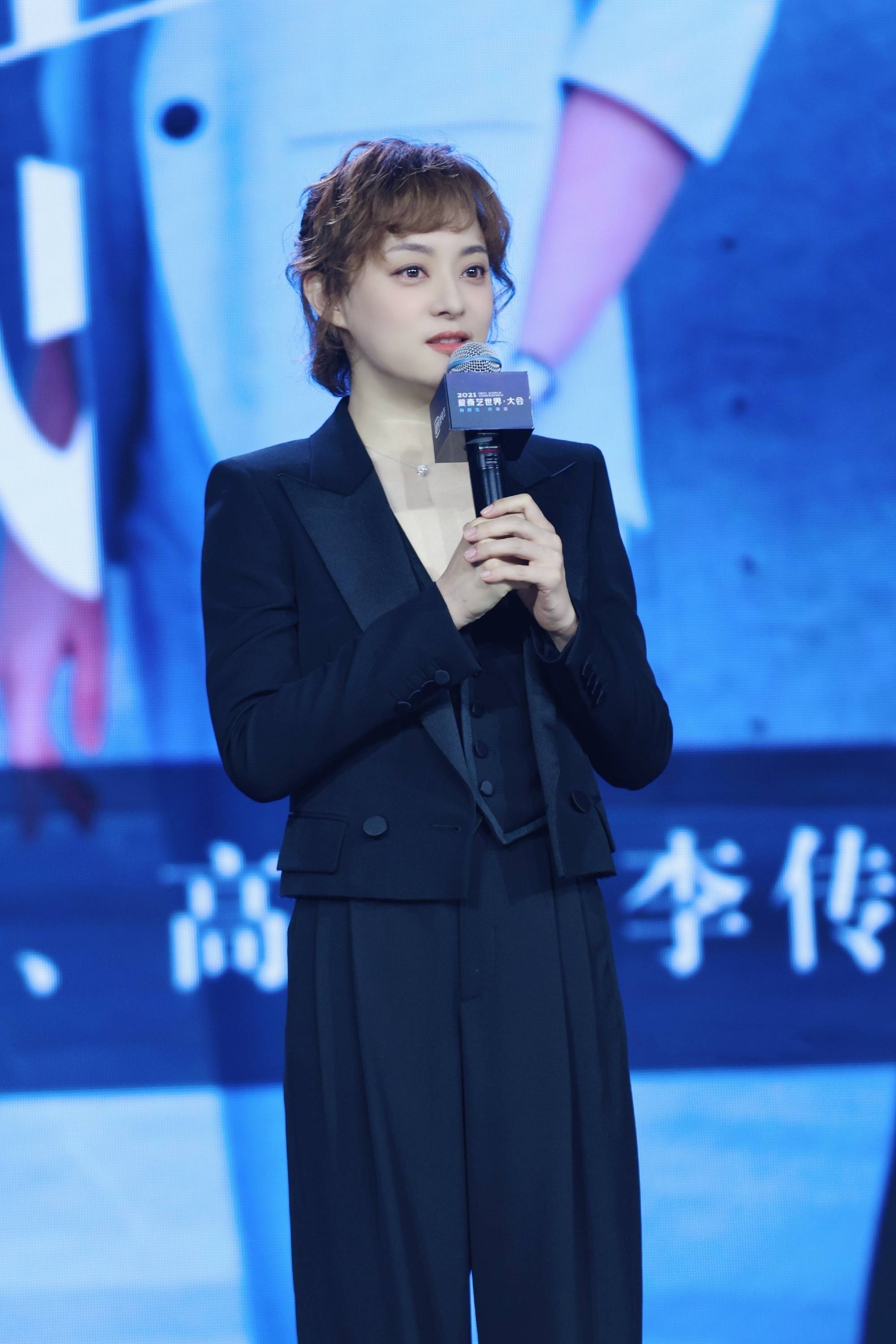 原创孙俪现身新剧发布会烫羊毛卷扎俩小啾啾变软妹形象突破大变样