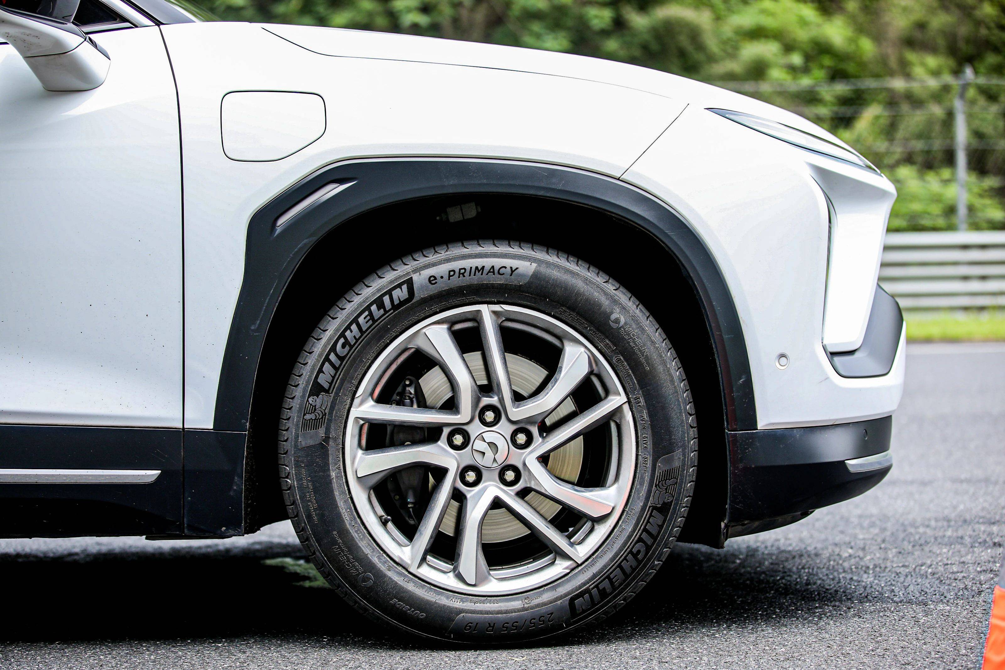 竞驰ev轮胎则服务于高端运动型电动汽车.