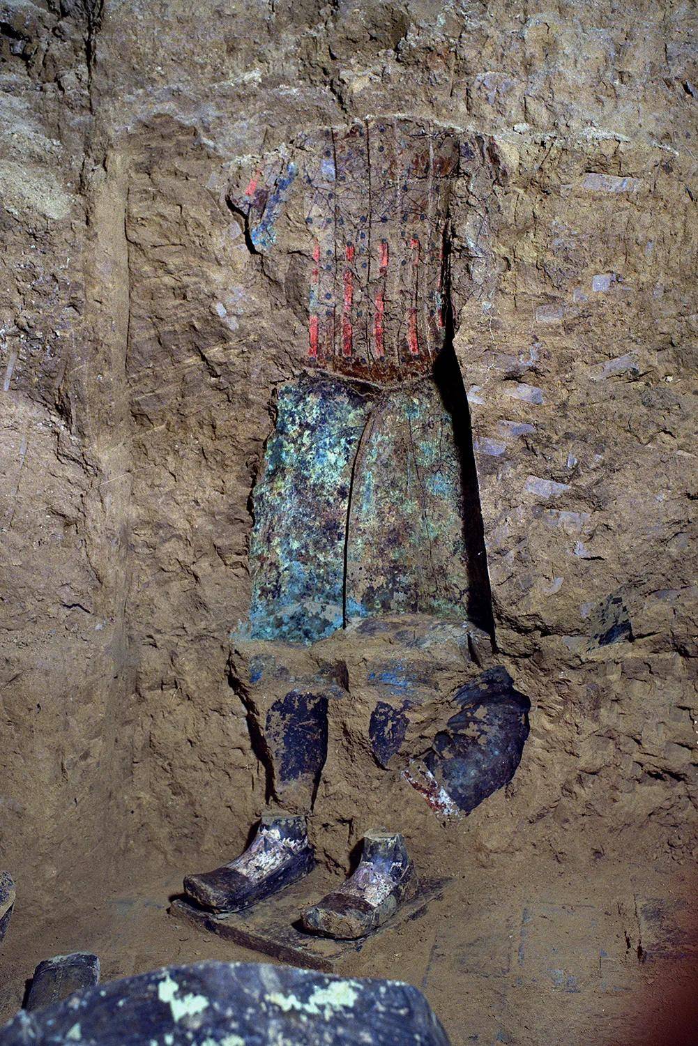 发掘现场的彩绘迹象,1号坑的彩绘御手俑.