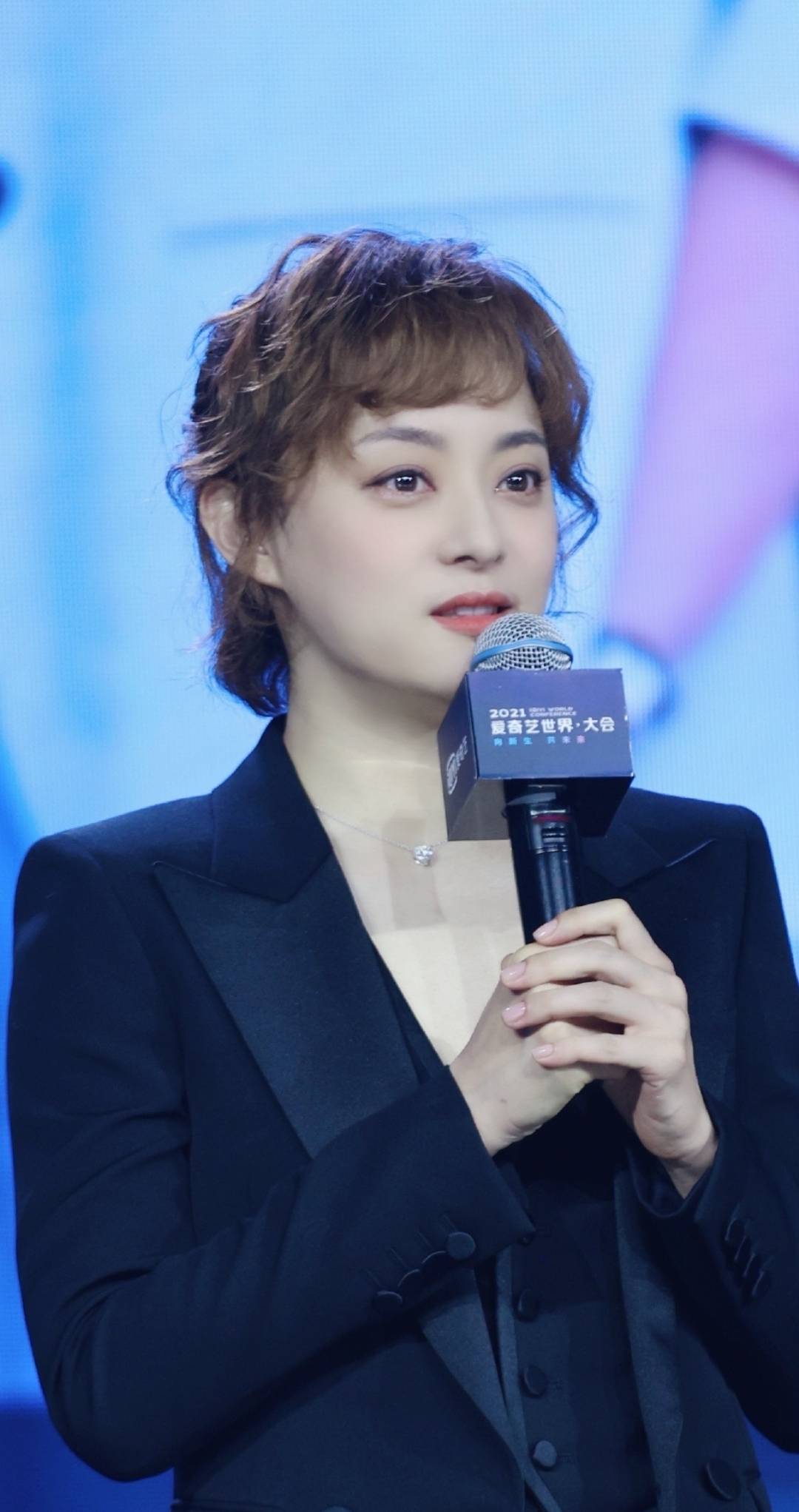 原创孙俪现身新剧发布会烫羊毛卷扎俩小啾啾变软妹形象突破大变样