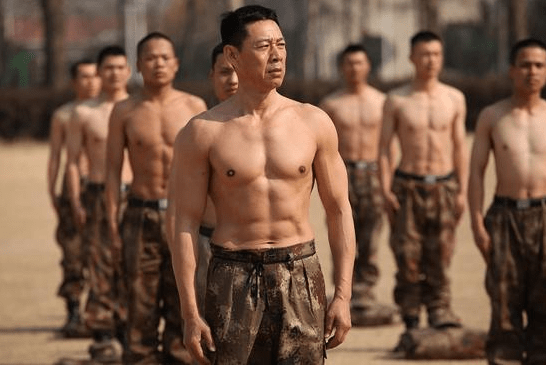 张丰毅与李若彤晒健身合照,皮肤色差明显