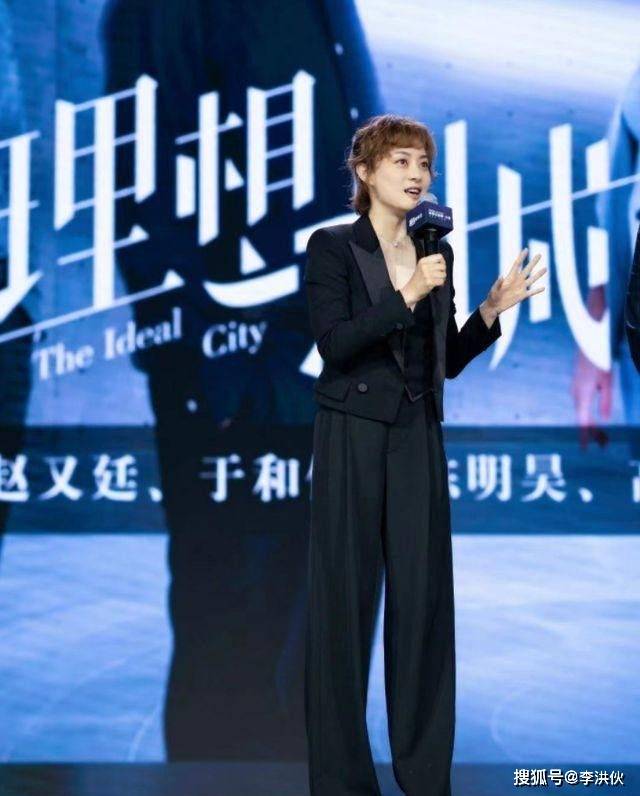 孙俪新造型亮相新剧发布会,小女生了不少