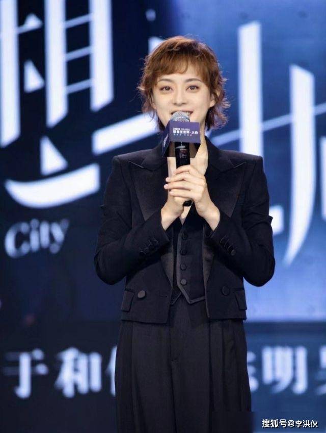 孙俪新造型亮相新剧发布会,小女生了不少