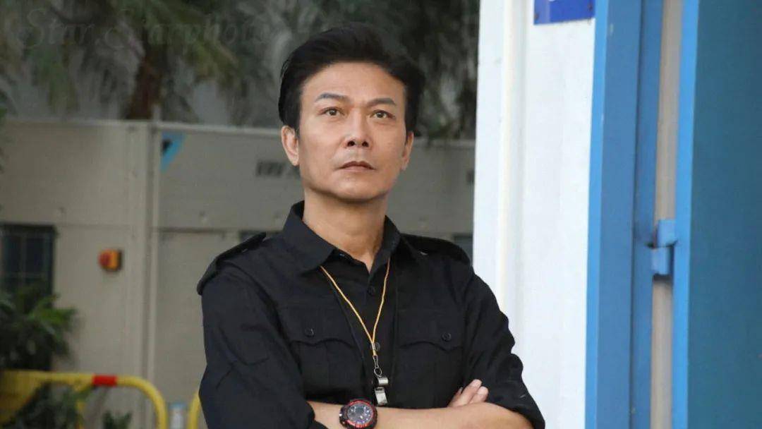 其他一些港片的熟面孔,比如李国麟,古明华,钱小豪,鲍起静,康华,庄思敏