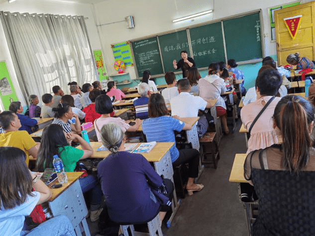 校长也会忘记事情吗|山东某校长管得太严，被父母告发。 网友：读书比生活更难