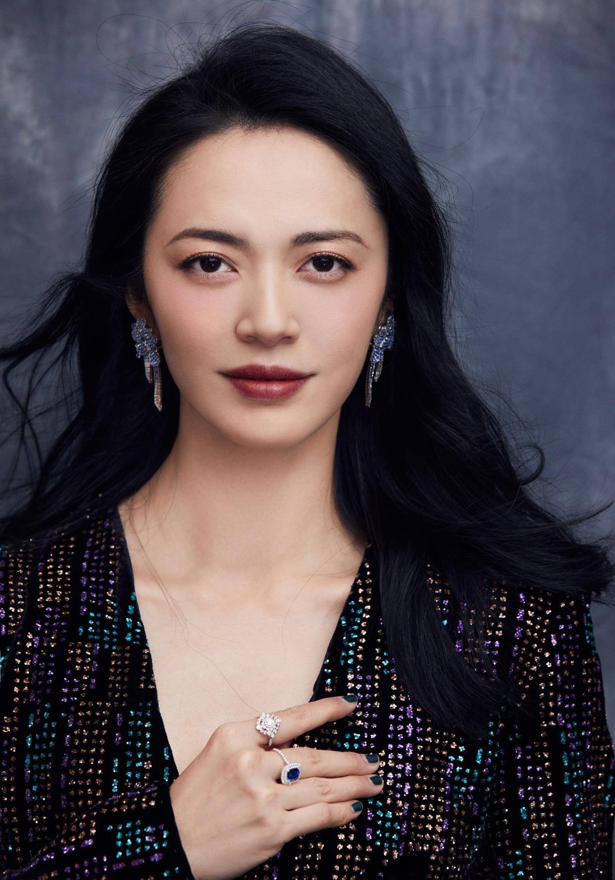 姚晨厉害了,穿西装裙只用一根腰封固定,还意外秀出了"巴掌腰"