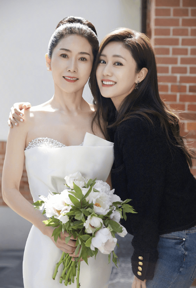 刘芸晒母亲婚纱照63岁刘妈妈天鹅颈出众气质温婉被赞像天使