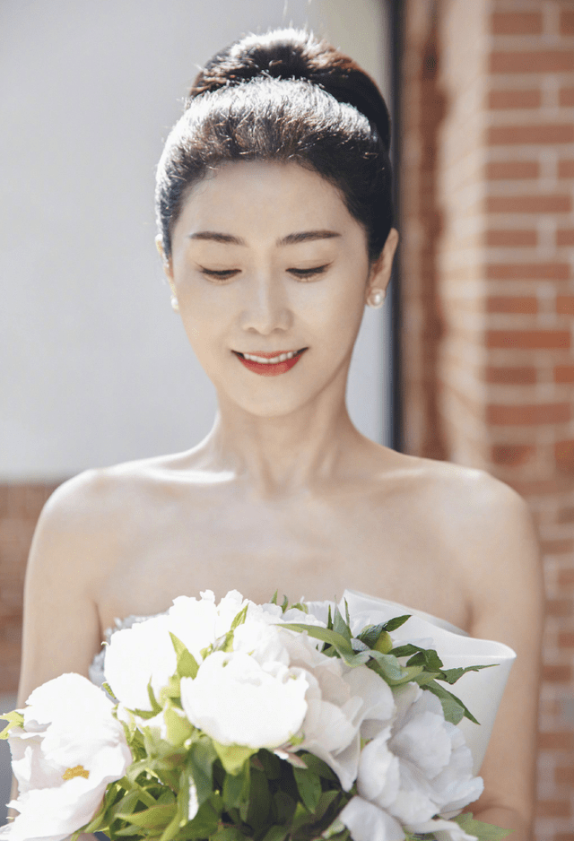 刘芸晒母亲婚纱照63岁刘妈妈天鹅颈出众气质温婉被赞像天使