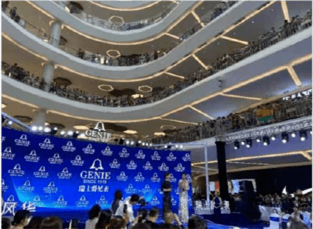 陈数出席活动排场太大,保镖为其开路推搡小孩惹争议