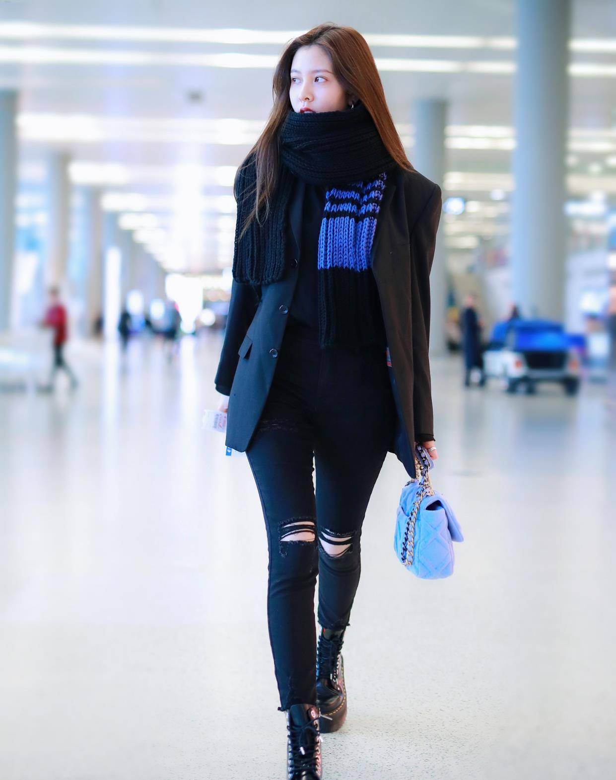 宋妍霏是多爱这双马丁靴一连n次穿它走机场想不注意都难