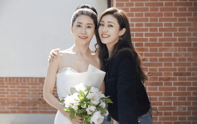 刘芸晒母亲婚纱照63岁刘妈妈天鹅颈出众气质温婉被赞像天使