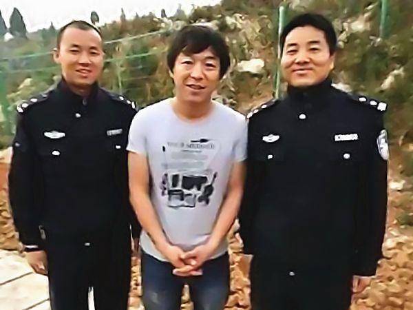 和警察合影不能乱站, 黄渤,薛之谦都是反面教材, 唯独撒贝宁机智