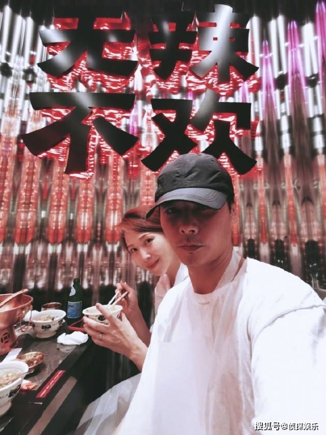 张晋蔡少芬外出就餐,生了三娃素颜仍耐打