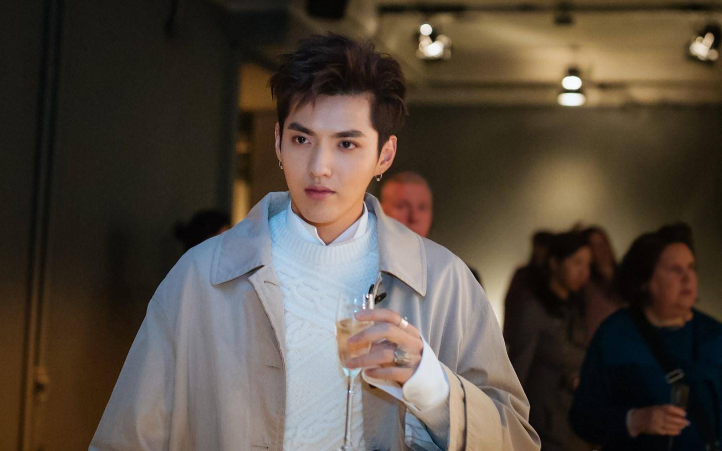 景甜范丞丞大合影撑伞惹争议,这算是明星"耍大牌"吗?_吴亦凡