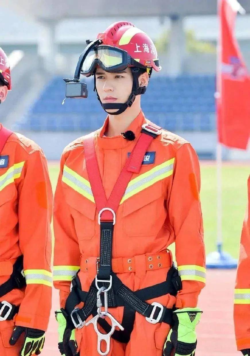 男明星穿制服,yyds!_张哲瀚