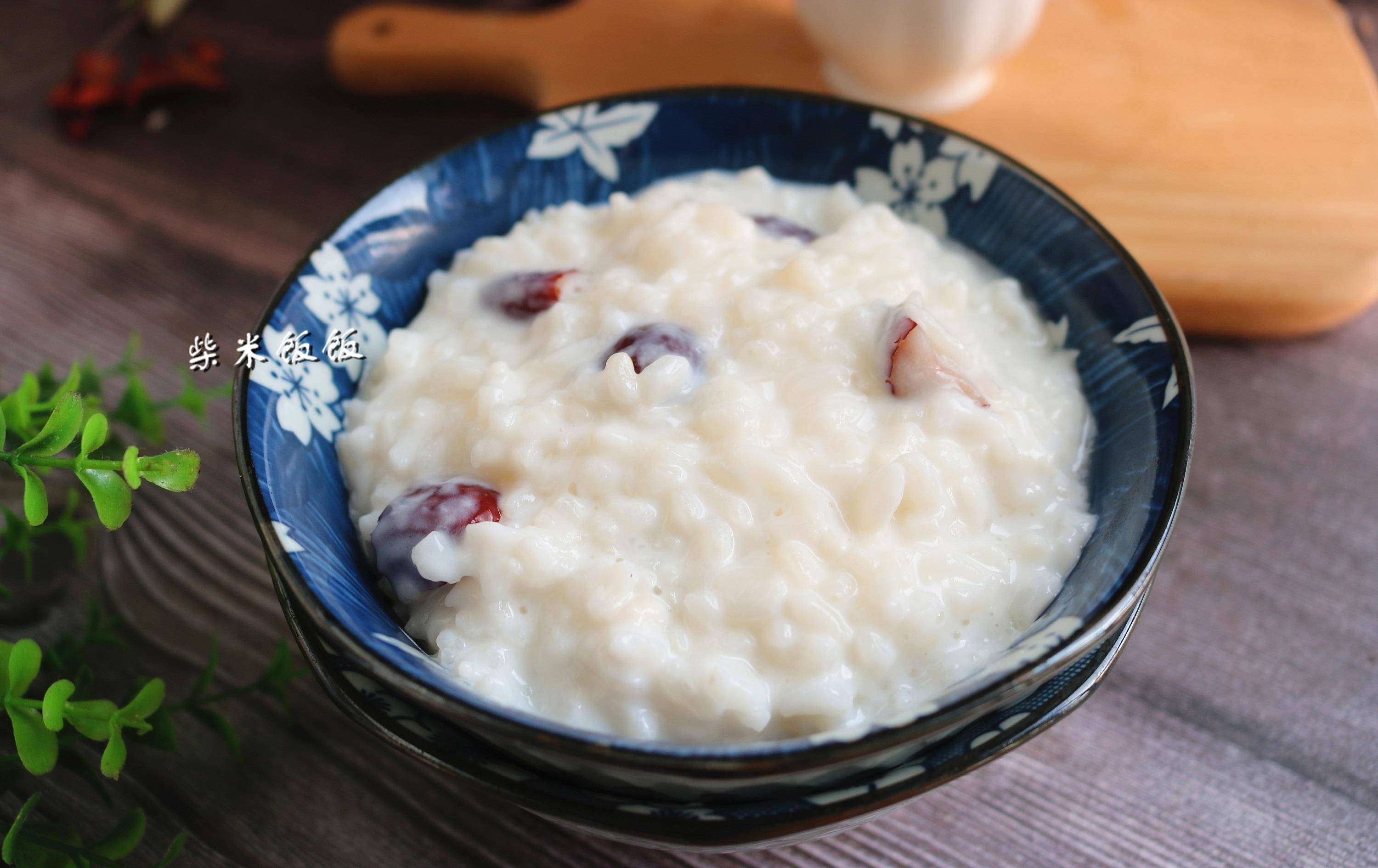 【牛奶粥制作小贴士】1,喜欢粥稠一点,米和液体的比例1:8即可,喜欢稀