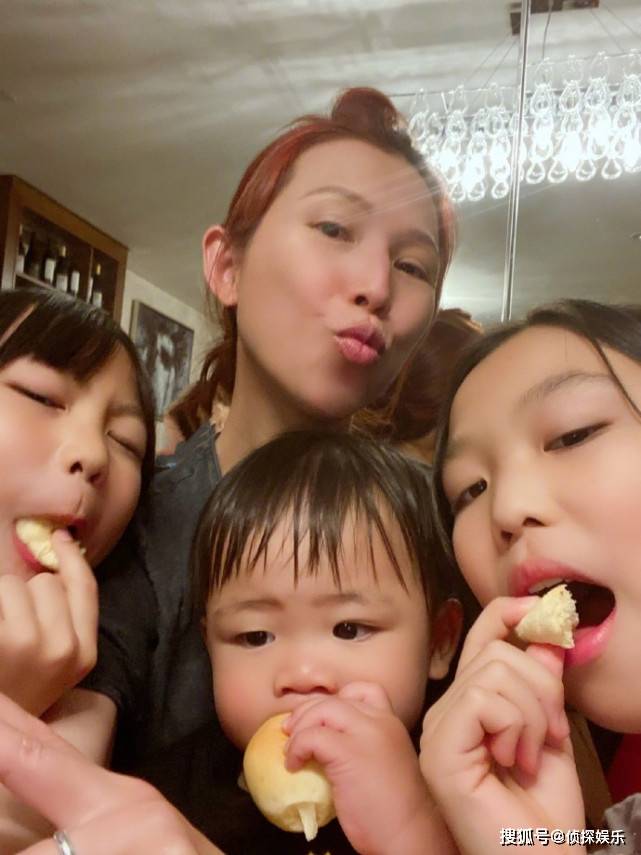 张晋蔡少芬外出就餐,生了三娃素颜仍耐打