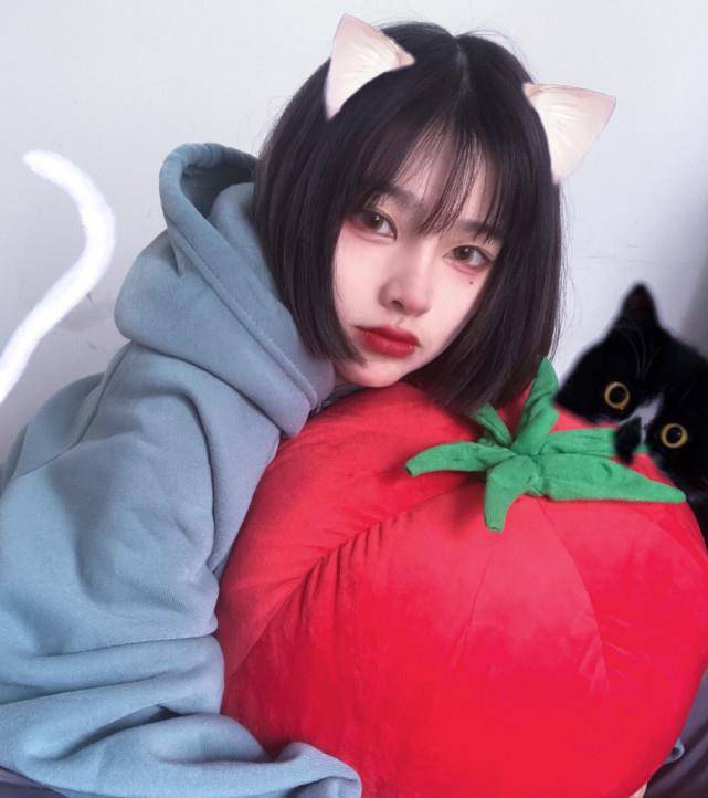 西红柿ovo现身夜市被赞接地气,精修照p图痕迹依旧很重