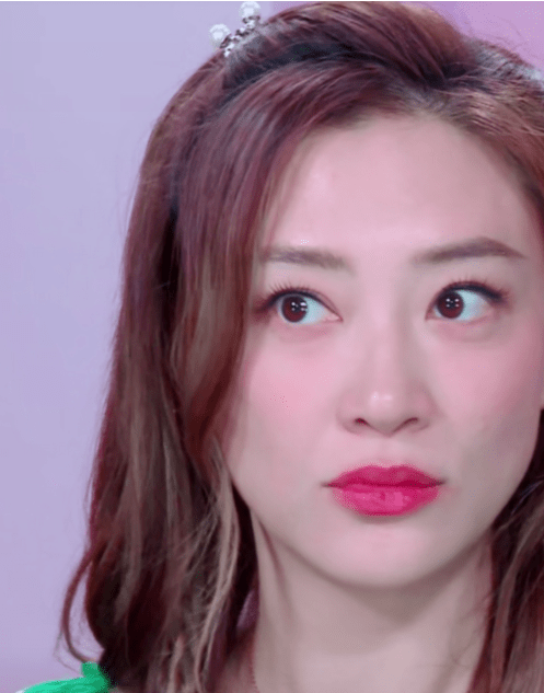 陈小春夫妇直播,应采儿戴戒指秀恩爱,陈小春自己嘴唇涂口红太妖娆