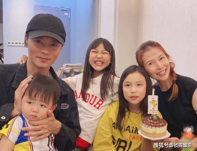 张晋蔡少芬外出就餐,生了三娃素颜仍耐打
