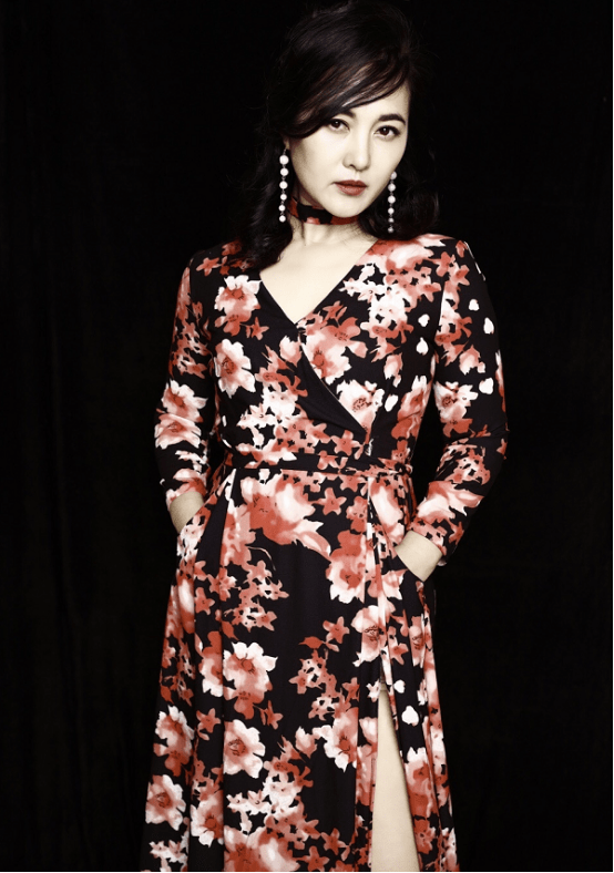 王菁华就算老了脸蛋也没啥变化虽然浓妆与淡妆有差距但都挺美