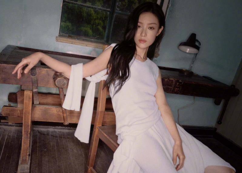 原创倪妮露肩波浪长发大片,一字肩锁骨优越,长发造型秒变女神