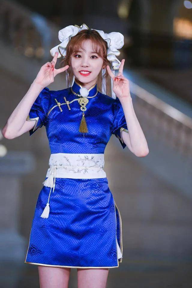 宋雨琦穿开衩穿旗袍,清新甜美满满少女味儿,美的极为俏皮纯真!