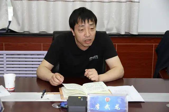 对照检查结束后,李武龙首先对民主生活会开展情况进行点评,并对教育