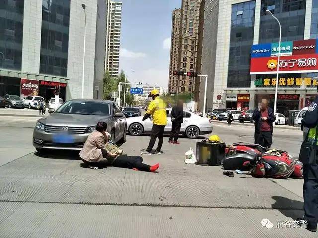 府谷县外卖"骑手"急送餐闯红灯 被撞伤还得担全责