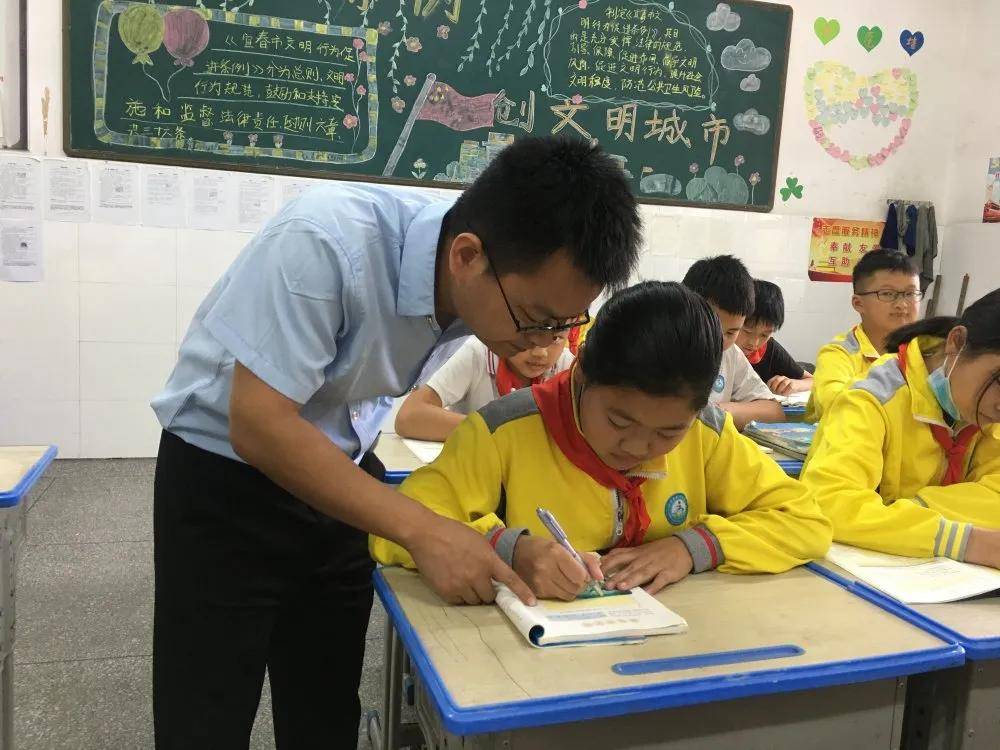 最美阳光教师守初心甘为孺子牛宜阳二小2021年度最美阳光教师刘超