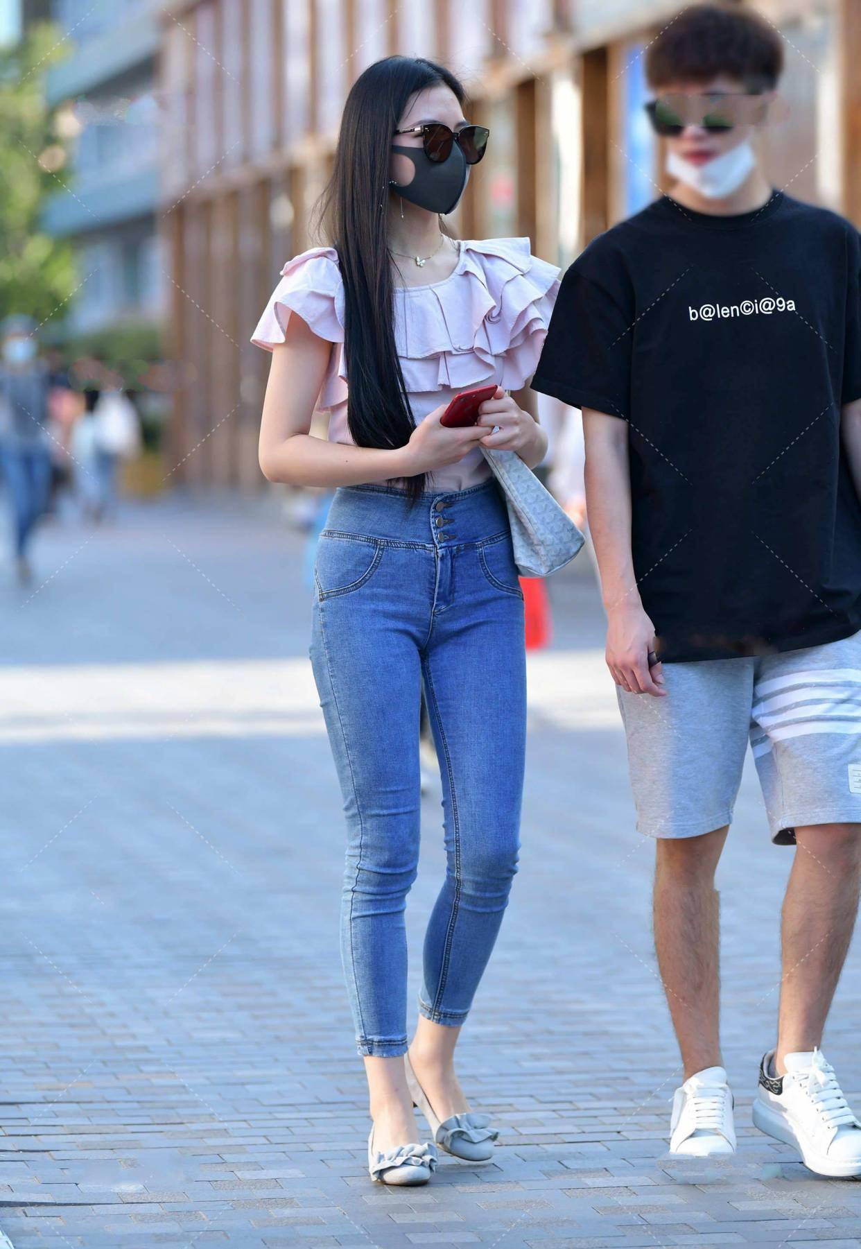 原创蓝色牛仔裤搭配粉色上衣可以轻松解开浪漫优雅风格的休闲装