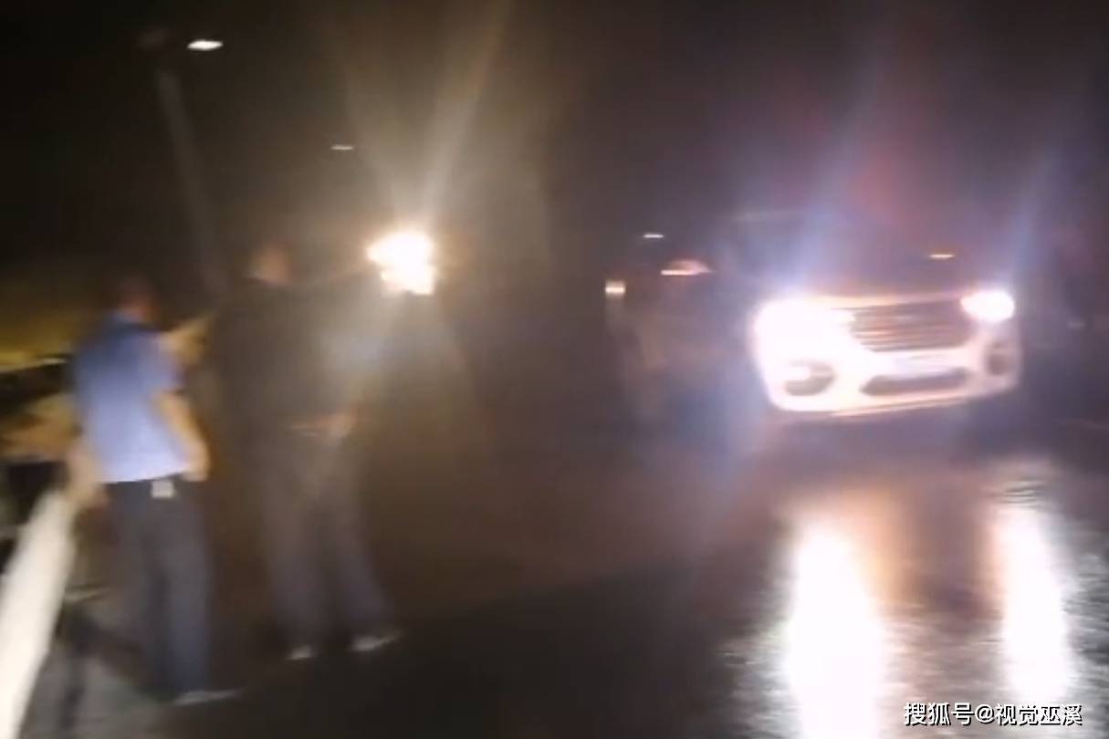 重庆一客车遭30米高山上落石砸中，致6死9伤_凤凰网资讯_凤凰网