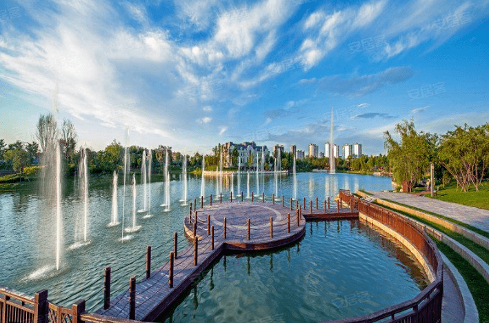 孔雀城大湖公园作为固安网红级的打卡胜地,一遇晴好天气,碧水云天