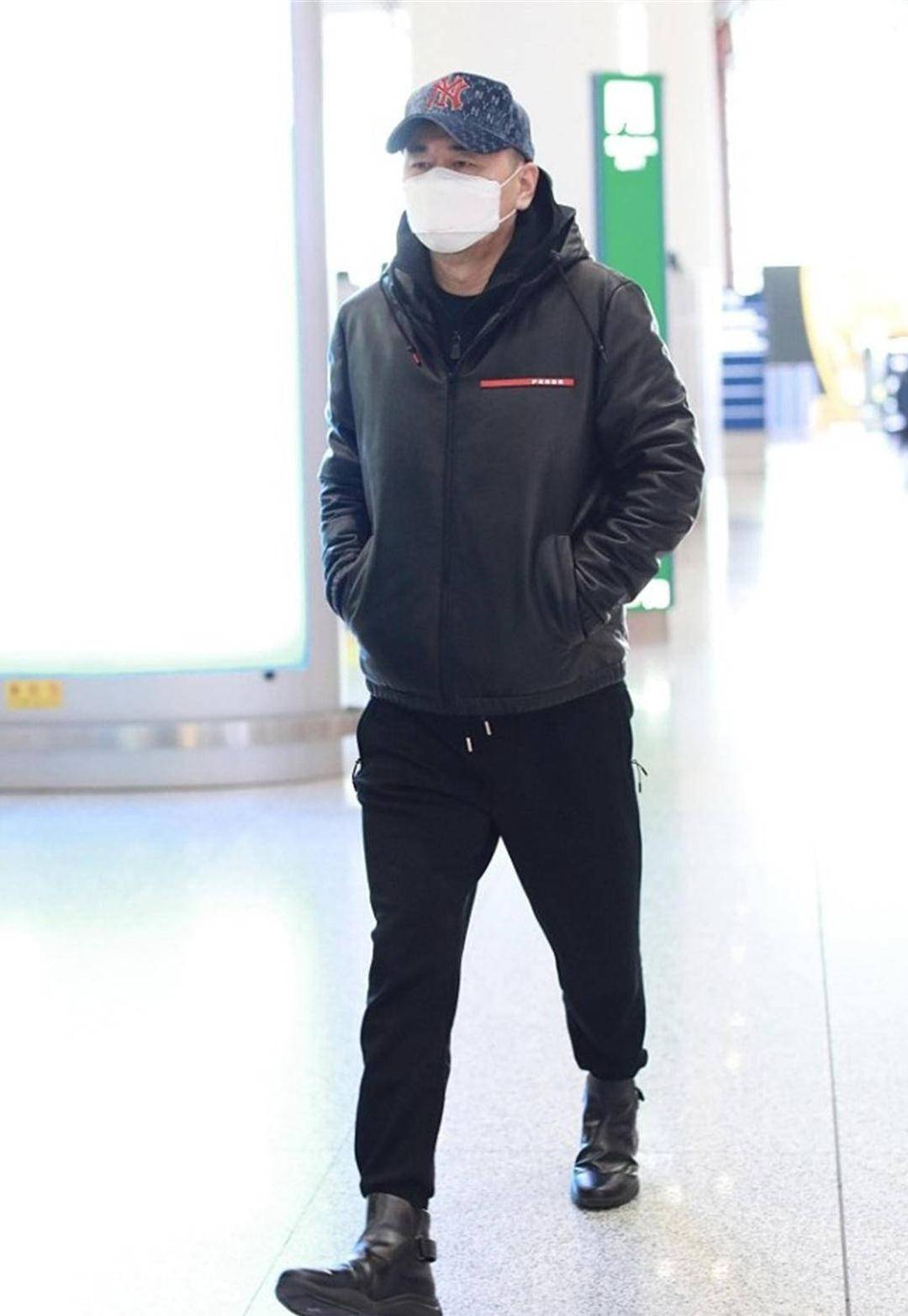 原创陈建斌夫妇合体走机场他去油成功变帅小伙蒋勤勤增高凉鞋抢镜