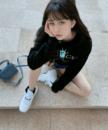 中国版苏菲玛索?邱淑贞女儿晒热辣超短裤近照,皮肤白皙腿长吸睛?