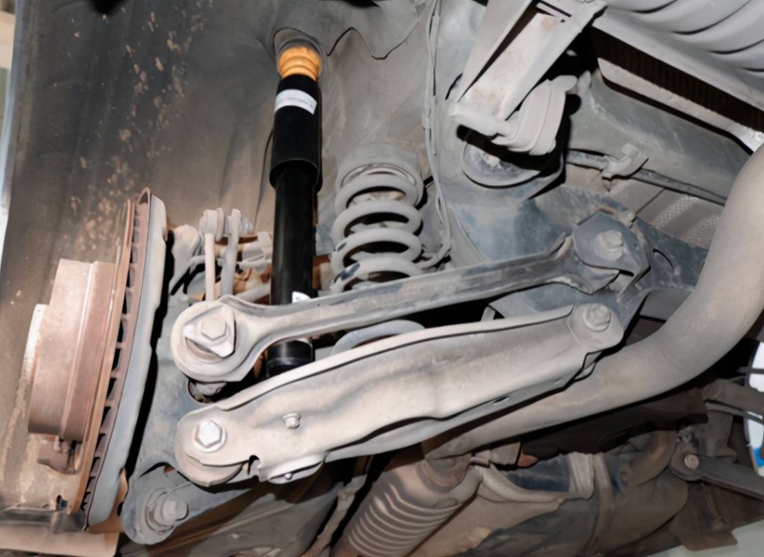 减震器的作用汽车减震器是悬架系统中很重要的零部件,其主要作用就是